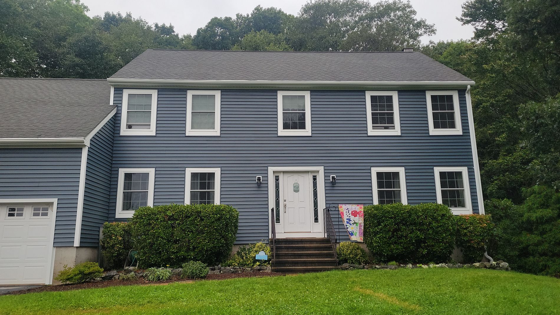 midnight blue vinyl siding in east hampton front view